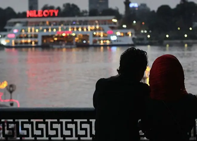 Un couple face au nil