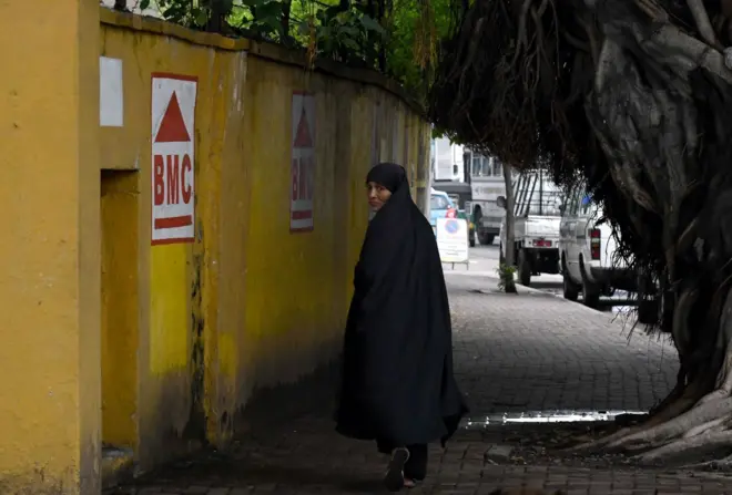 "ඔයාව කොහොමත් මුස්ලිම් එකකට තමයි දාන්න ඕන," යැයි ෆාතිමාගේ මිතුරිය වෙත අදාළ ආයතන ප්‍රධානියා පැවසුවේ, ඇය තම සංස්කෘතියෙන් උරුම වූ අබායා ඇඳුම අඳින නිසා ය. 