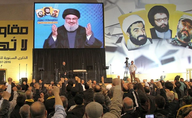 نصرالله يلقي خطابا متلفزا عام 2016 خلال تأبين سلفه عباس الموسوي وقائدين آخرين للحزب بعد مقتلهما.