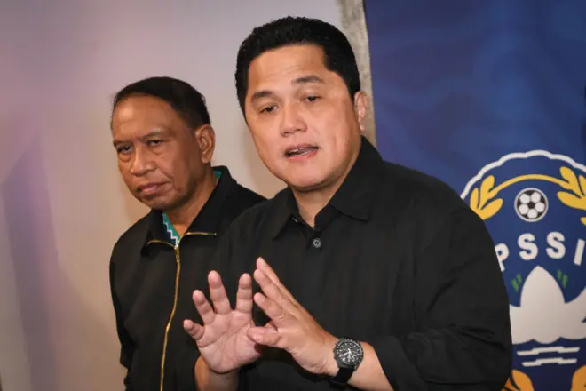 Ketua Umum PSSI Erick Thohir (kanan) didampingi Wakil Ketua Umum PSSI Zainudin Amali (kiri) memberikan keterangan kepada wartawan usai sarasehan bersama Asosiasi Provinsi (Asprov) PSSI se-Indonesia
