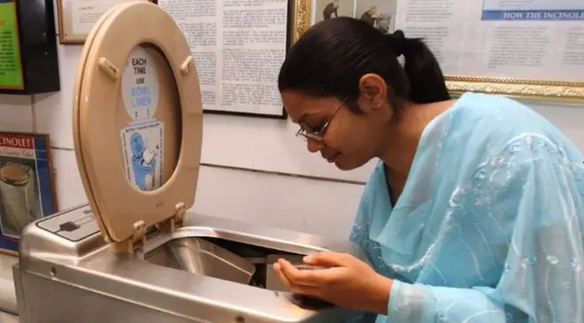 အိမ်သာခွက်ကို စစ်ဆေးနေသူတစ်ဦး 