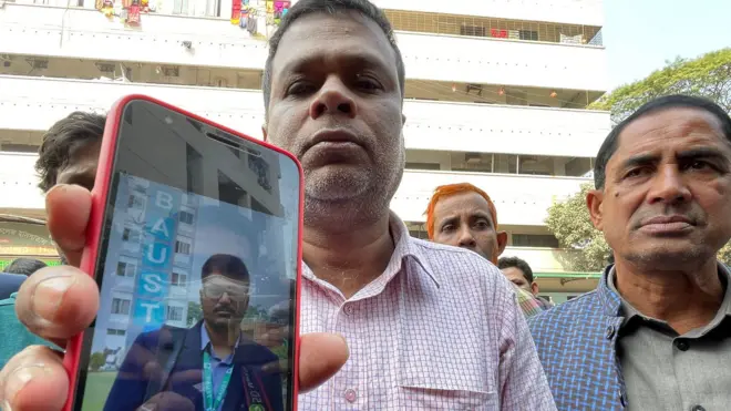 বেনাপোল এক্সপ্রেস ট্রেনে আগুনের ঘটনায় মারা যাওয়া আবু তালহার ছবি হাতে তার বাবা আবদুল হক