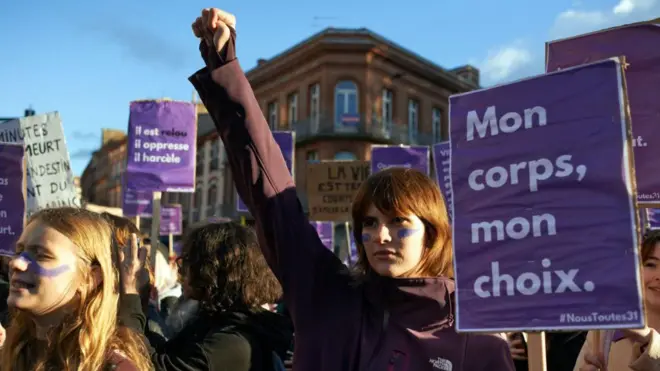 Протестующие у здания Сената в этом месяце с плакатами «Мое тело — мой выбор»