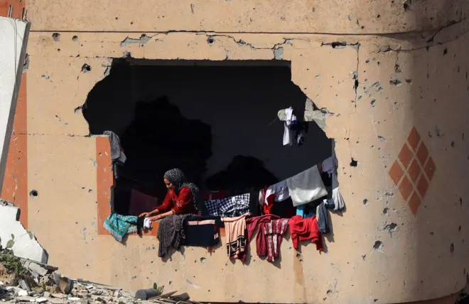 فلسطينية في منزل مدمر في حي الشجاعية في غزة