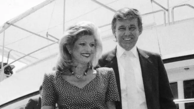 دونالد و ایوانا ترامپ در حال پیاده شدن از کشتی تفریحی «ترامپ پرنسس» در نیویورک، ۱۹۸۸، آنها در حال لبخند زدن هستند