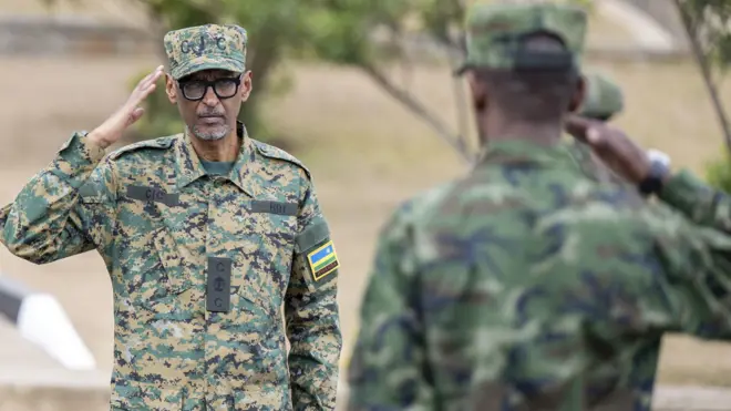 Perezida Paul Kagame aramukanya n'umugaba w'ingabo Lt Gen Mubarakh Muganga i Gabiro kuwa kane