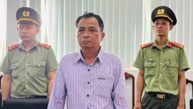 Mục sư Nuen Ayun (đứng giữa) bị cáo buộc "phá hoại khối đại đoàn kết dân tộc" và bị tuyên 7 năm 6 tháng tù giam ngày 5/8/2026