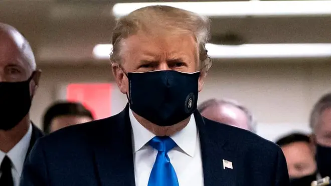 Trump wears mask