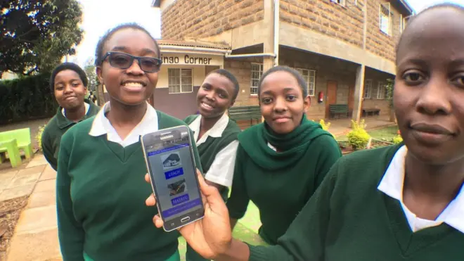 Kutoka kushoto, Gladys Wairimu,Laura Ayushi, Priscilla Wambui, Harriet Karanja na Victoria Kanan wakionyesha programu yao ya simu