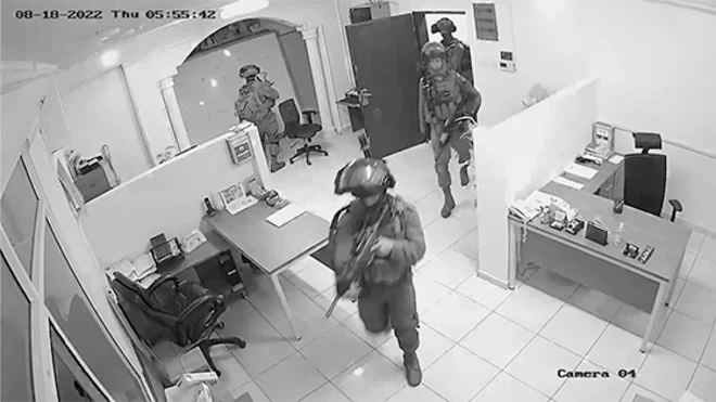 تصویری از لحظه ورود سربازان اسرائیلی به دفتر «سازمان دفاع برای کودکان فلسطینی (DCIP)» که توسط این نهاد منتشر شده است