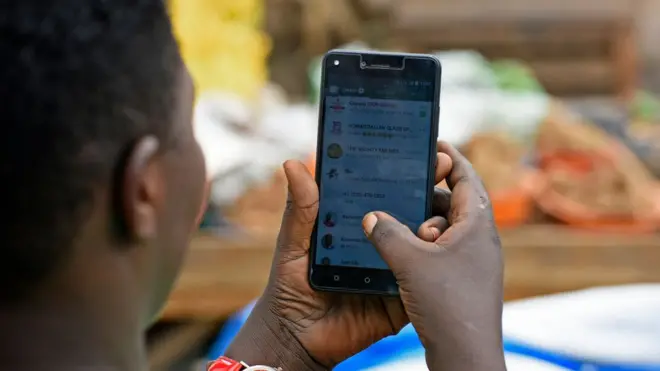 Un homme regqrde ses messages sur Whatsapp