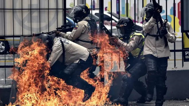 Maduro dijo sobre los manifestantes: "Yo los convoco al diálogo y ellos se dedican a quemar el este de Caracas".