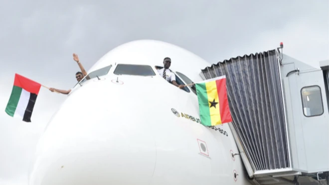 Pilots dey hold Ghana flag for airplane window