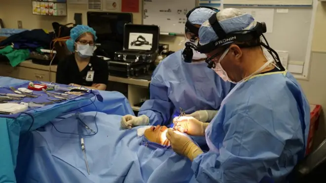 Una persona atravesando una cirugía cosmética en EE.UU.