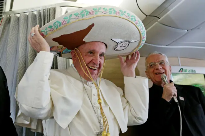 El papa Francisco se coloca un sombrero tradicional mexicano el 12 de febrero de 2016.