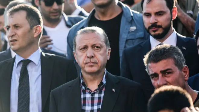 Cumhurbaşkanı Recep Tayyip Erdoğan, darbe girişimi sırasında hayatını kaybeden Prof. Dr. İlhan Varank'ın cenaze töreninde 'İdam isteriz' sloganlarına "Demokrasilerde halkın talebi bir kenara konulamaz" diyerek yanıt verdi.