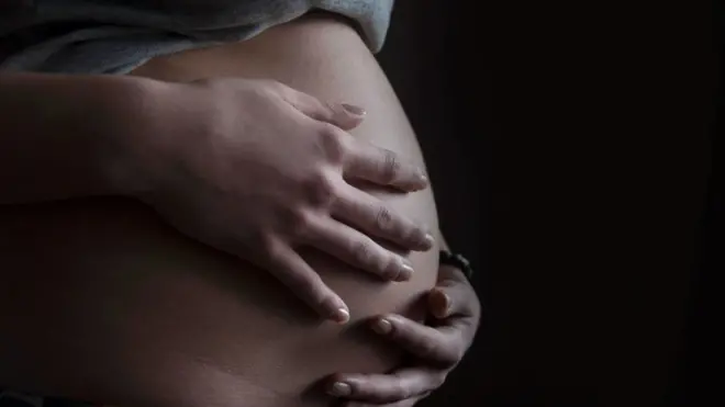 Le ventre d'une femme enceinte