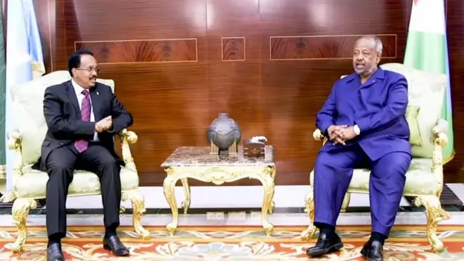 Madaxweynaha Soomaaliya Maxamed Cabdullaahi Farmaajo (bidix) iyo madaxweynaha Jabuuti Ismaaciil Cumar Geelle