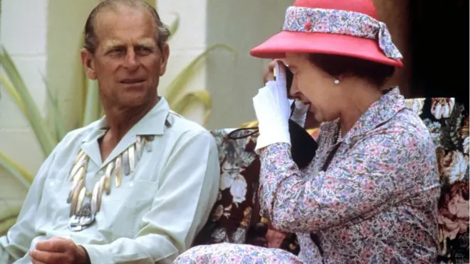 સાઉથ સી આઇલેન્ડ ઑફ તુવાલુ પર ફોટોગ્રાફ લેતા ક્વીન એલિઝાબેથ