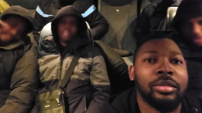 Merlin Dsadheu Tchinde est ici en compagnie de ses compatriotes dans le bus qui les ramène à Varsovie.