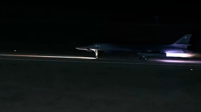 CENTCOM uçakların kalkış anını paylaştı