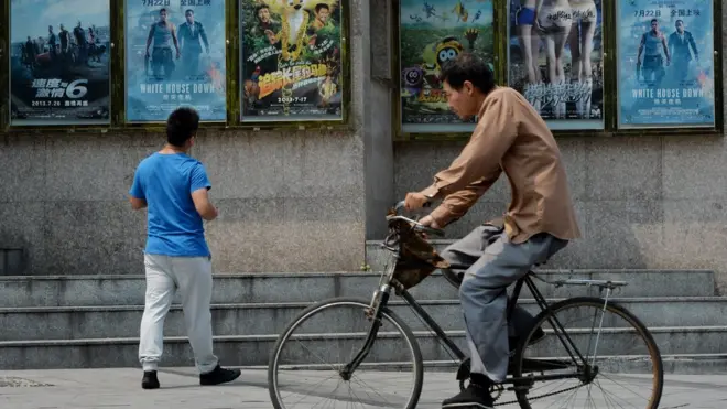 영화 포스터가 전시된 중국 극장 앞