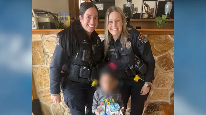 policajke sa dečakom i sladoledom