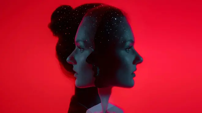 Колаж - жіночі голови на червоному тлі 