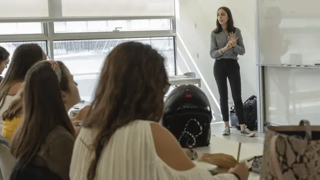 Poca inversión pero constantes mejoras, la estrategia de Portugal para superar la media de la prueba internacional Pisa. Estudiantes en la reconocida escuela Carcavelos de Portugal