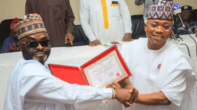 Ododo lásìkò tó ń gba ìwé ẹ̀rí