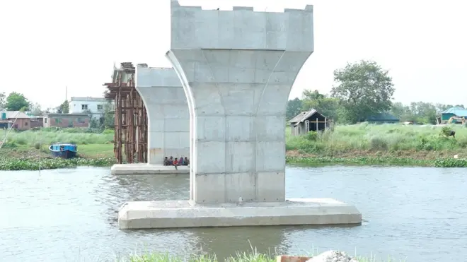 ঢাকার কেরাণিগঞ্জের মোল্লাবাজার ব্রিজ। কয়েকদফা মেয়াদ বাড়ানো শেষ হয়নি প্রকল্পের কাজ 