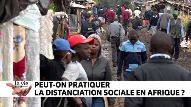 Une vue d'une rue dans un bidonville.