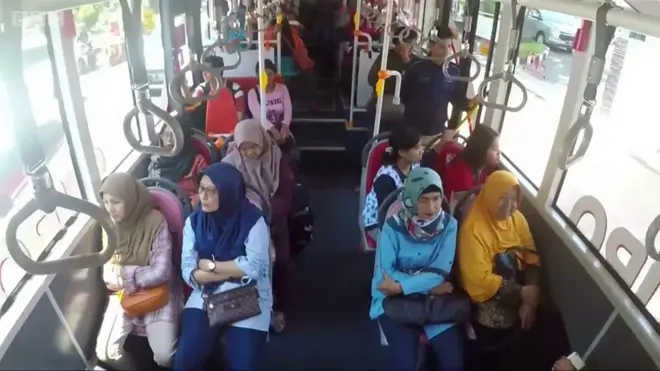 П'ять пляшок за проїзд в автобусі: як Індонезія позбувається пластику