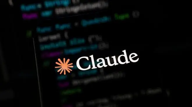 Claude yazılı ekran şeffaf siyah arka planda kodlar seçiliyor.