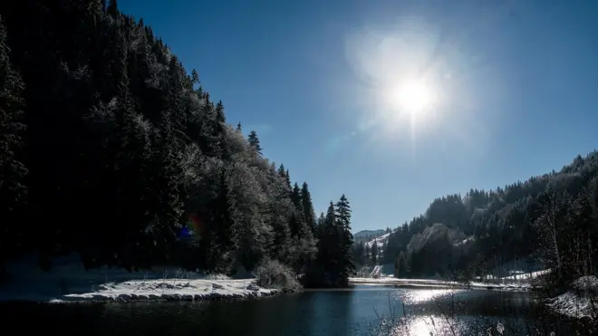 แม้อากาศจะเย็นยะเยือก แต่หากดวงอาทิตย์ยังคงฉายแสงส่อง ก็ช่วยนำความงามมาสู่วันอันหนาวเหน็บเช่นนี้ได้ ภาพนี้ถ่ายเมื่อวันที่ 7 ธันวาคม 2017 ที่เมืองฮอชฟิลเซน ออสเตรีย