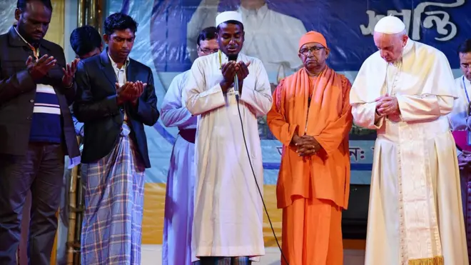 Dalam kunjungan ke Bangladesh -setelah menyelesaikan lawatan ke Myanmar- Paus Fransiskus bertemu dengan sekelompok pengungsi Rohingya.