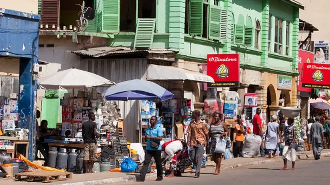 Des magasins dans un marché au Ghana.