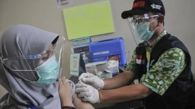 Petugas medis (kanan) menyimulasikan pemberian vaksin Covid-19 di Puskesmas Cikarang, Kabupaten Bekasi, Jawa Barat, Kamis (19/11/2020).