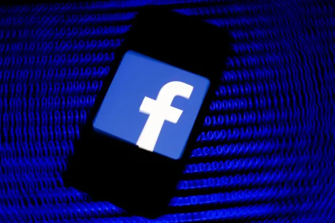 सायबर गुन्हेगार सावजाच्या सोशल मीडिया अकाऊंट सारखं दुसरं बनावट अकाऊंट बनवतात. 