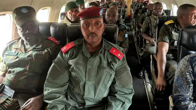 Brig Gen Olivier Gasita hamwe n'abandi basirikare ba FARDC bicaye mu ndege