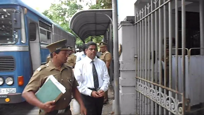 රහස් පොලිසිය අධිකරණය ඉදිරියේ කියා සිටියේ මෙම සැකකරු පොලිසියට ලබා දුන් කට උත්තරවල පරස්පරතා රැසක් පවතින බවයි