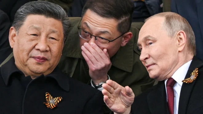 پوتین در حال صحبت با شی جین پینگ، یک مترجم چینی بین آنها