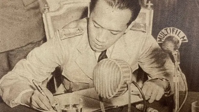 Sri Sultan Hamengku Buwono IX menerima penyerahan kedaulatan Indonesia dari Belanda di Yogyakarta, 1949.