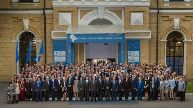 До 2014 року загальні фото учасників YES робили на ганку Лівадійського палацу в Криму. Після анексії Криму форум переїхав у "Мистецький арсенал" у Києві