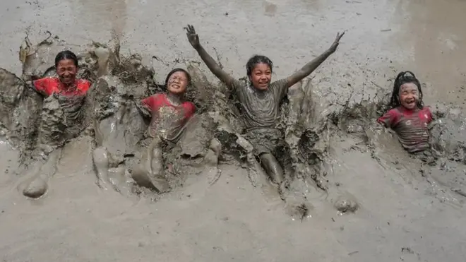 బురదలో ఆడుకోవడం