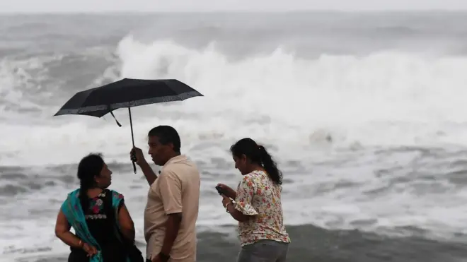 Warga di Puri, Odisha, India berada di pantai yang telah ditutup. Satu juta warga diungsikan untuk mengantisipasi dampak topan Fani.