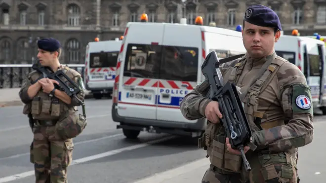 Полицейские в Париже