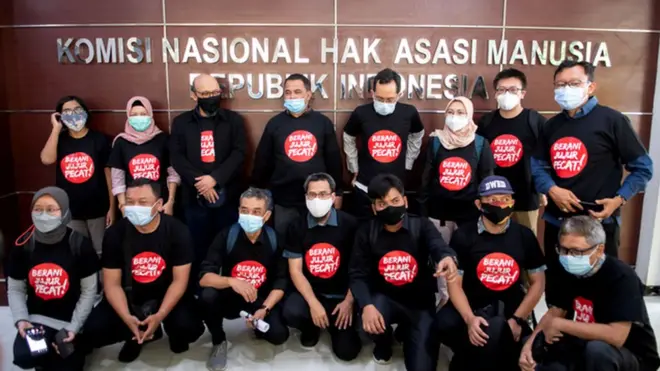 Puluhan pegawai KPK yang dinyatakan tidak lolos Tes Wawasan Kebangsaan mengadukan program alih status menjadi aparatur sipil negara ke Komnas HAM.