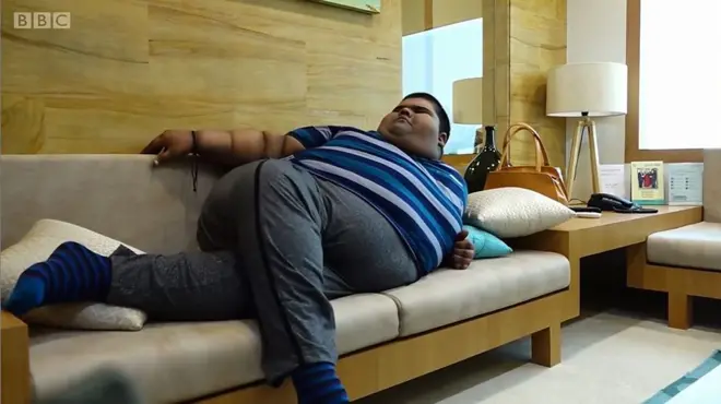 เด็กอ้วนนอนบนโซฟา