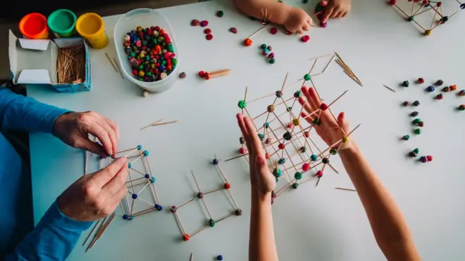 Una investigadora de la Universidad de Stanford sugiere diseñar ejercicios colaborativos para potenciar la enseñanza de las matemáticas.